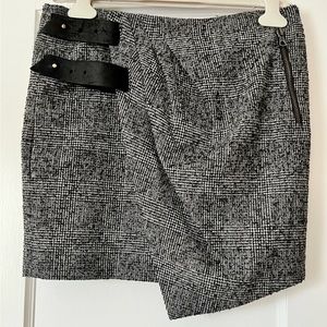 Timeless Rag&Bone tweed wrap skirt,  leather closure, front pocket, pleats.